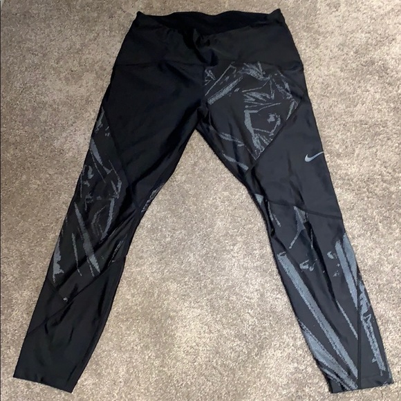 Nike Pants - Nike Cropped running leggings